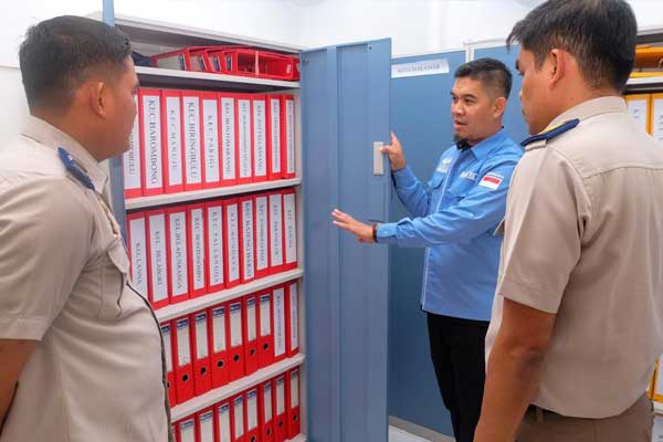 Tim ATR/BPN Makassar meninjau ruang arsip dan peralatan survei KJSB Muh. Cikal Arung Samudra yang kini menerapkan teknologi pengarsipan modern.