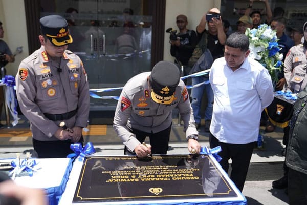 Wali Kota Makassar, Munafri Arifuddin, bersama Kapolda Sulsel dan Kapolrestabes Makassar saat peresmian gedung SPKT–SKCK Parama Satwika dan launching PAMAPTA di Polrestabes Makassar, Rabu (5/11/2025).