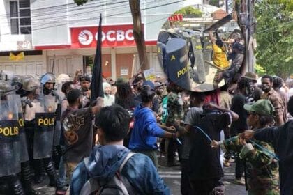 Mahasiswa Papua berunjuk rasa di Jalan Lanto Dg. Pasewang, Makassar, Senin, 01/12/2025, dalam aksi peringatan 1 Desember yang sempat memicu ketegangan dengan aparat keamanan.