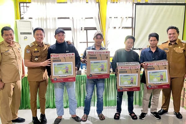 Bupati Enrekang H. Muh. Yusuf Ritangnga bersama Wakil Bupati Enrekang Andi Tenri Liwang La Tinro menyerahkan bibit jagung dan handsprayer kepada perwakilan kelompok tani serta memasangkan Rompi Satgas Swasembada Pangan secara simbolis, Selasa (2/12).