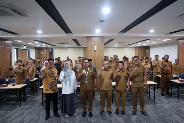 Petugas Diskominfo Makassar melakukan monitoring dan evaluasi untuk meningkatkan standar keterbukaan informasi publik di seluruh kelurahan.