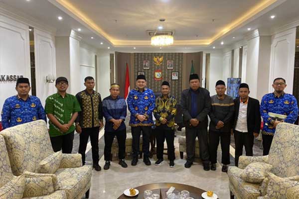 Muswil VI Hidayatullah Sulsel: Audiensi Panitia dan Wali Kota Makassar Tegaskan Sinergi Keumatan 1 Panitia Muswil VI Hidayatullah Sulsel saat melakukan audiensi dengan Wali Kota Makassar, Munafri Arifuddin, untuk mengundang pembukaan resmi agenda Muswil 2025.