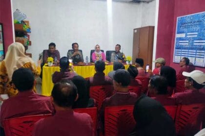 Sekcam Tallo dan Lurah Suangga memberikan arahan kepada para RT/RW terpilih usai penetapan di Kelurahan Suangga.