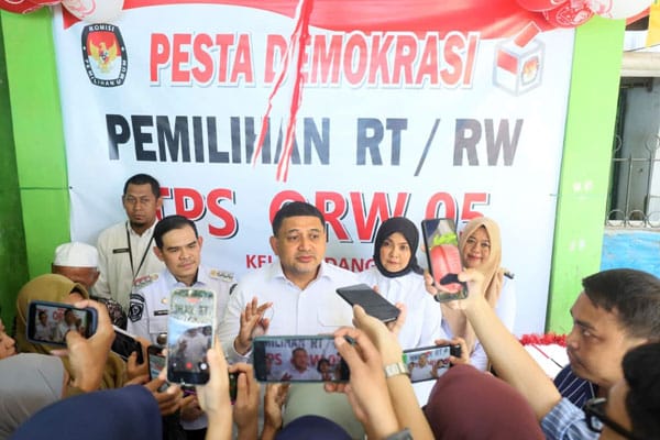 Wali Kota Makassar Munafri Arifuddin dan Wakil Wali Kota Aliyah Mustika Ilham meninjau sejumlah TPS Pemilihan RT Serentak, memastikan proses berjalan aman, lancar, dan partisipatif.