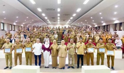 Wakil Wali Kota Makassar Aliyah Mustika Ilham foto bersama jajaran perangkat daerah, camat, dan lurah usai Rapat Koordinasi Stunting Kota Makassar di Ruang Sipakatau, Kantor Wali Kota Makassar.