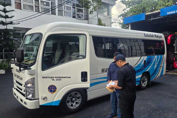 Bus sekolah gratis milik Pemerintah Kota Makassar siap melayani pelajar, sebagai upaya menghadirkan transportasi yang aman, nyaman, dan mendukung akses pendidikan bagi siswa.