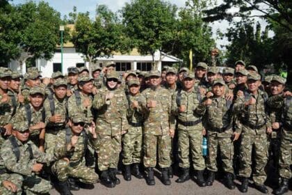 Gubernur dan Wakil Gubernur Sulawesi Selatan berfoto bersama para peserta Jambore Kepala Desa se-Sulawesi Selatan.