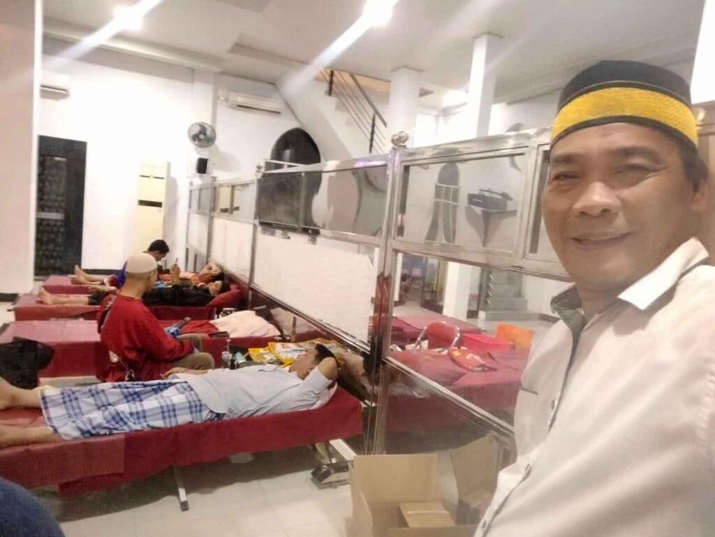 Warga dan jamaah Masjid Nur Intan Lestari mengikuti kegiatan donor darah bekerja sama dengan UPT Transfusi Darah Provinsi Sulawesi Selatan, Jumat malam (12/12/2025).