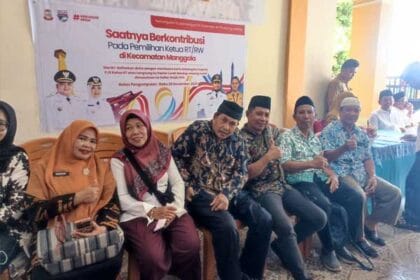 Ketua RT terpilih mengikuti pemilihan Ketua RW serentak di kantor lurah se-Kota Makassar, Senin (8/12/2025).