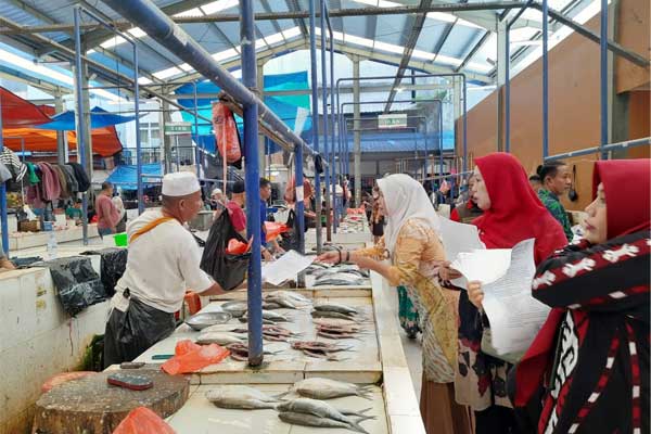 Petugas Perumda Pasar Makassar Raya menyerahkan SP3 kepada pedagang sebagai langkah penataan dan penertiban retribusi.