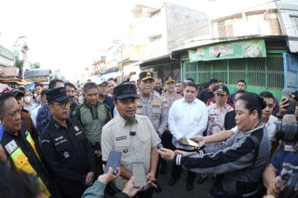 Wali Kota Makassar Munafri Arifuddin bersama Gubernur Sulsel Andi Sudirman Sulaiman memantau langsung harga dan ketersediaan bahan pokok di Pasar Terong, Makassar, jelang Ramadan dan HBKN.
