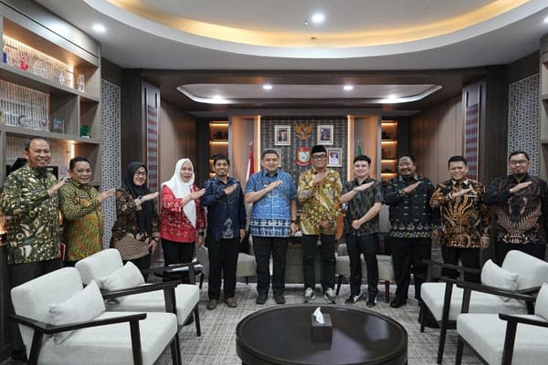 Pemberangkatan Haji 2026 Dimatangkan, Pemkot Makassar Pastikan 325 Jemaah Siap Berangkat 1 Wali Kota Makassar Munafri Arifuddin menerima laporan kesiapan pemberangkatan 325 calon jemaah haji Makassar tahun 2026 di Balai Kota Makassar.