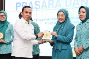 Menteri Kependudukan dan Pembangunan Keluarga/Kepala BKKBN Wihaji menyerahkan piagam penghargaan kepada Ketua TP PKK Kota Makassar Melinda Aksa pada forum Prasara dan Vistara di Jakarta.