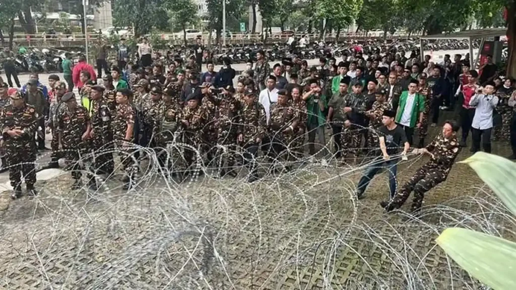 Banser Protes di Gedung KPK saat Pemeriksaan Yaqut 1 Banser