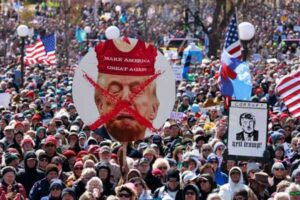 Ribuan hingga jutaan demonstran memadati berbagai kota di Amerika Serikat dalam aksi “No Kings” pada 30 Maret 2026 sebagai bentuk penolakan terhadap kebijakan Presiden Donald Trump.