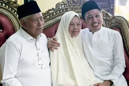 Bupati Enrekang Yusuf Ritangnga didampingi orang tuanya saat menggelar open house Idul Fitri 1447 Hijriah di Rumah Jabatan Bupati Enrekang, Sabtu (22/3/2026).