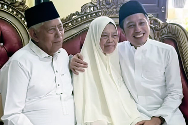 Bupati Enrekang Yusuf Ritangnga didampingi orang tuanya saat menggelar open house Idul Fitri 1447 Hijriah di Rumah Jabatan Bupati Enrekang, Sabtu (22/3/2026).