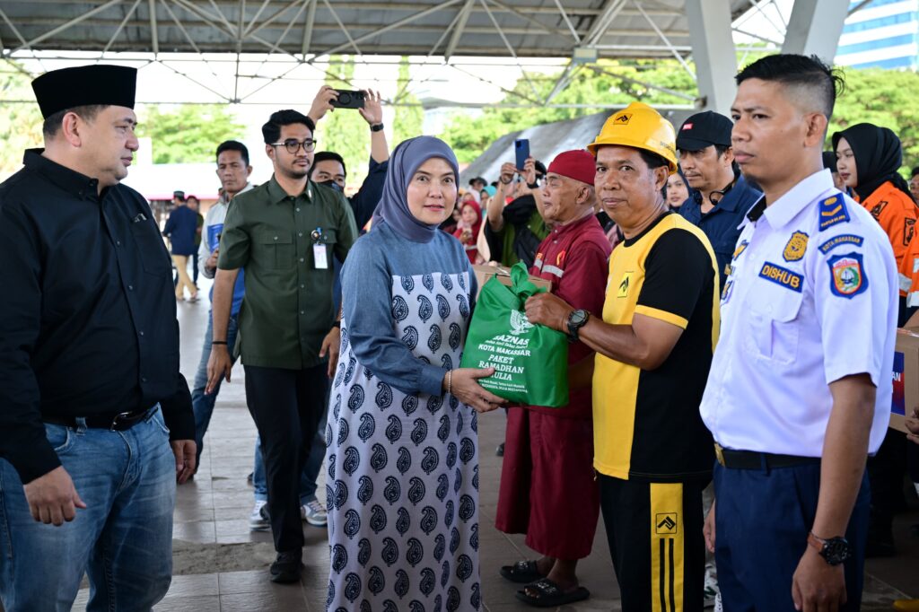 Apresiasi Garda Terdepan Kota, Wali Kota Makassar Munafri Serahkan Paket Lebaran untuk Satgas Kebersihan 1