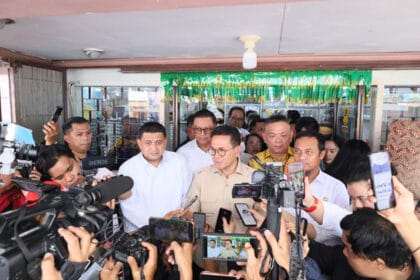 Wali Kota Makassar Munafri Arifuddin bersama Menteri Perdagangan RI, Budi Santoso, meninjau harga bahan pokok saat sidak di Pasar Terong, Makassar, Rabu (4/3/2026).