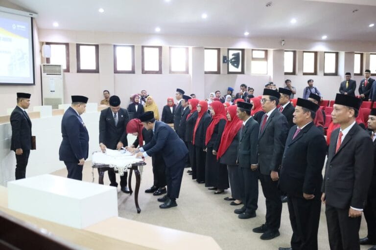 Wali Kota Makassar, Munafri Arifuddin, melantik 27 Pejabat Administrator dan Pengawas lingkup Pemerintah Kota Makassar di Ruang Sipakatau, Senin (2/3/2026).