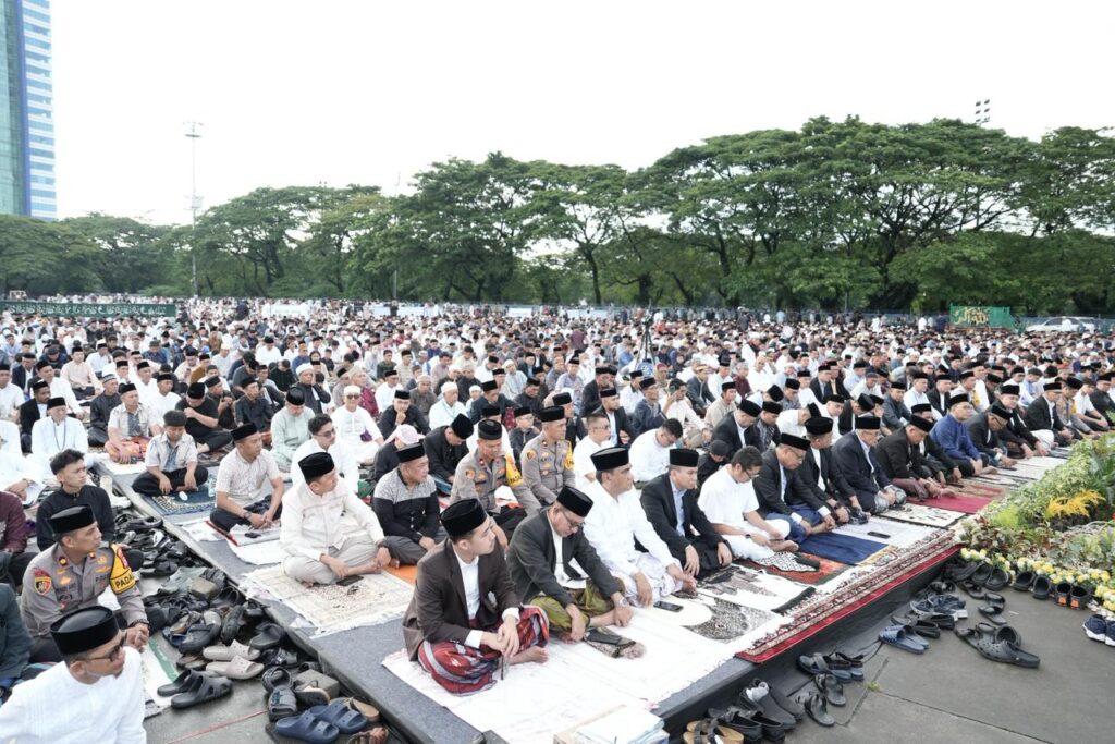 Ribuan Warga Padati Lapangan Karebosi, Munafri Arifuddin Ajak Perkuat Persatuan di Hari Raya 1 Munafri