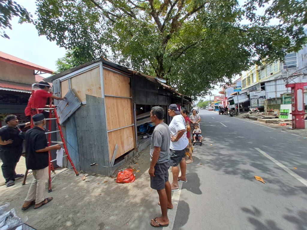 Ganggu Saluran Drainase dan Kebersihan, Lapak Liar di Tallo Makassar Dibongkar 1