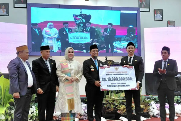 HUT ke-66 Enrekang Berlangsung Khidmat, Gubernur Sulsel Kucurkan Bantuan Rp10 Miliar untuk Percepat Pembangunan 2 HUT ke-66 Enrekang