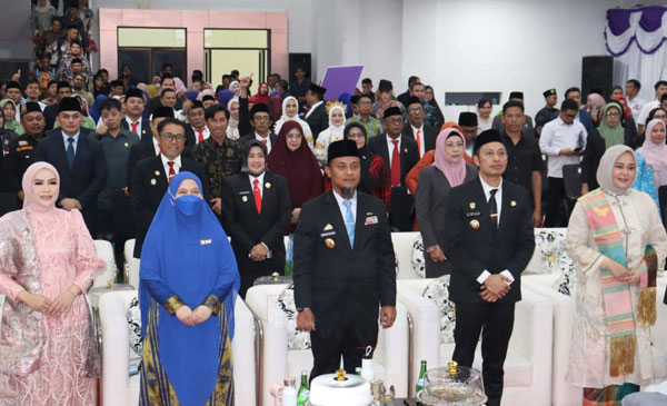 HUT ke-66 Enrekang Berlangsung Khidmat, Gubernur Sulsel Kucurkan Bantuan Rp10 Miliar untuk Percepat Pembangunan 1 Gubernur Sulawesi Selatan Andi Sudirman Sulaiman bersama Wakil Gubernur Fatmawati Rusdi menghadiri peringatan HUT ke-66 Kabupaten Enrekang di Kantor Bupati Enrekang. (Foto: Humas Sidrap)