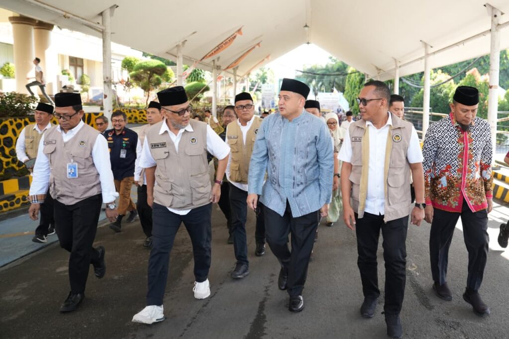 Wali Kota Munafri Dampingi Menhaj RI Sambut Kepulangan Jemaah Haji Makassar 1