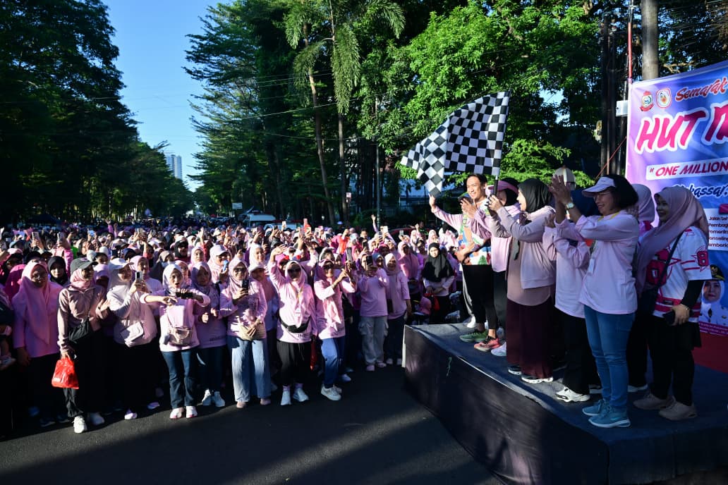 Wakil Wali Kota Makassar Lepas Peserta Jalan Sehat Peringati International Day of the Midwife dan HUT IBI ke-75