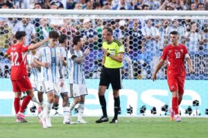 Kapten Timnas Argentina Lionel Messi (ke-3 dari kanan) berbincang dengan wasit Joao Pedro Silva Pinheiro (ke-2 dari kanan) selama pertandingan perempat final antara Argentina vs Swiss pada Piala Dunia FIFA 2026 di Stadion Kansas City, Kansas City, Amerika Serikat, Minggu (12/7/2026) pagi WIB.(Xinhua/Li Ming)