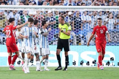Kapten Timnas Argentina Lionel Messi (ke-3 dari kanan) berbincang dengan wasit Joao Pedro Silva Pinheiro (ke-2 dari kanan) selama pertandingan perempat final antara Argentina vs Swiss pada Piala Dunia FIFA 2026 di Stadion Kansas City, Kansas City, Amerika Serikat, Minggu (12/7/2026) pagi WIB.(Xinhua/Li Ming)