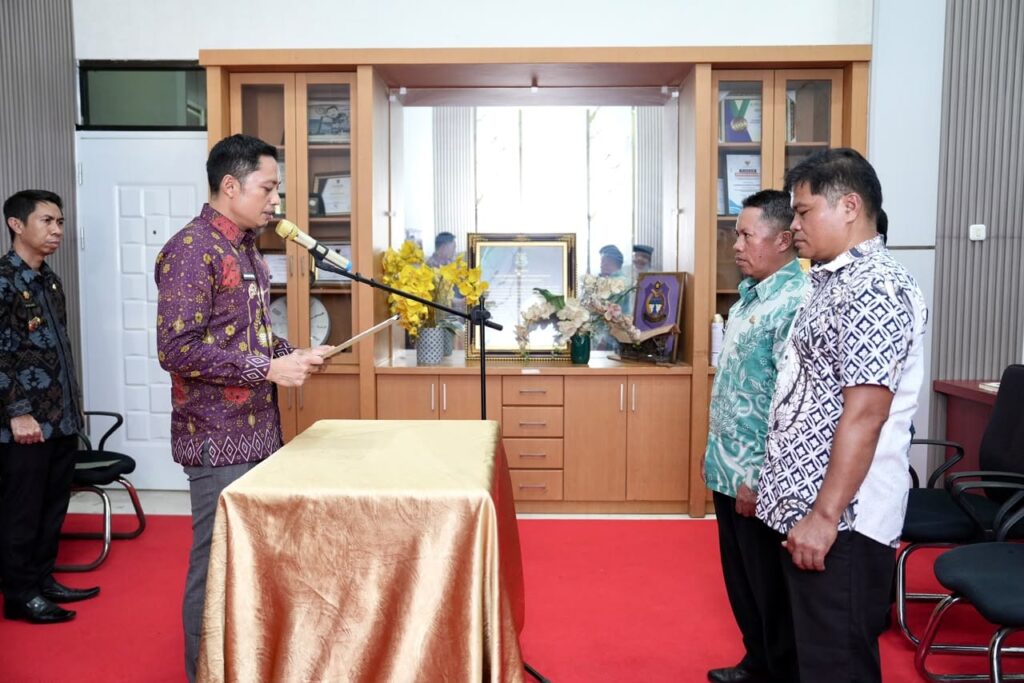 Bupati Enrekang Yusuf Ritangnga Lantik Dua Penjabat Kepala Desa 1