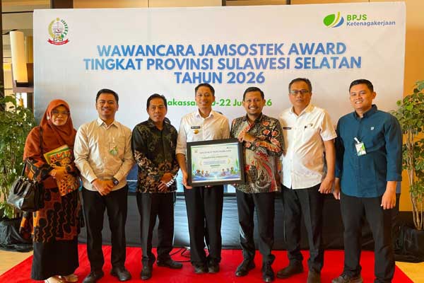 Bupati Enrekang H. Muh. Yusuf Ritangnga menerima Sertifikat Nominasi Jamsostek Award 2026 Tingkat Provinsi Sulawesi Selatan usai mengikuti wawancara kandidat di Hotel Rinra Makassar, Selasa (22/7/2026).