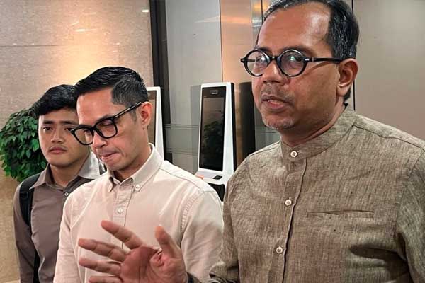 Aktor Dude Harlino dan kuasa hukumnya, Haris Azhar di Gedung Bareskrim Polri, Jakarta, Kamis (23/7/2026). (KOMPAS.com/NICHOLAS RYAN ADITYA)
