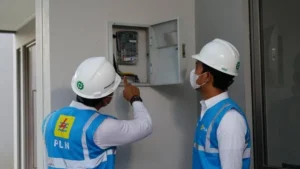 Petugas PLN melakukan pengecekan kWh meter (Sumber: Dok. PT PLN)