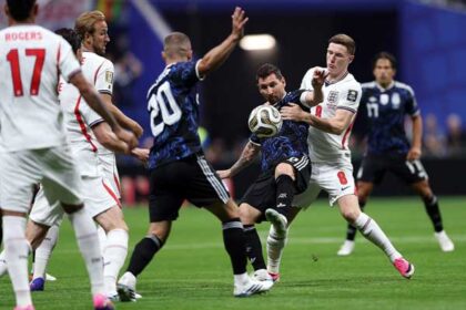 Duel Inggris (jersei putih) vs Argentina (jersei biru) pada semifinal Piala Dunia 2026. Foto: X/Argentina.