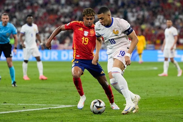 Lamine Yamal dan Kylian Mbappe terlibat duel sengit dalam laga semifinal Piala Dunia 2026 antara Spanyol dan Prancis di AT&T Stadium, Arlington, Texas, Rabu (15/7) dini hari WIB.