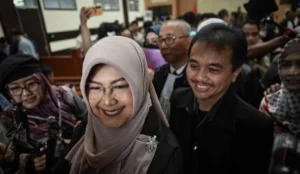 Tifauzia Tyassuma atau Dokter Tifa (kedua kiri) bersama Roy Suryo (kanan) berjalan usai menjalani sidang perkara, Pengadilan Negeri Jakarta Timur, Jakarta, Kamis (23/7/2026). ANTARA FOTO/Fauzan