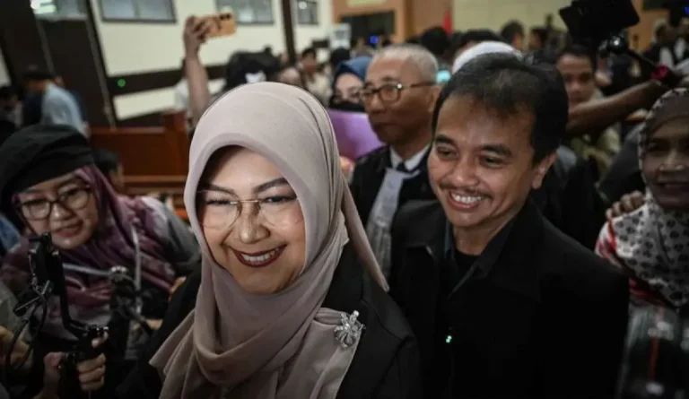 Tifauzia Tyassuma atau Dokter Tifa (kedua kiri) bersama Roy Suryo (kanan) berjalan usai menjalani sidang perkara, Pengadilan Negeri Jakarta Timur, Jakarta, Kamis (23/7/2026). ANTARA FOTO/Fauzan