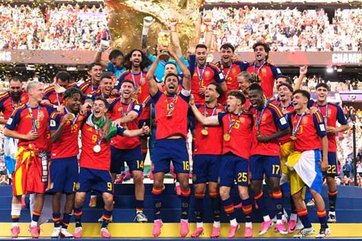 Timnas Spanyol mengangkat trofi juara Piala Dunia 2026 usai mengalahkan Argentina 1-0 di final, Senin (20/7/2026).