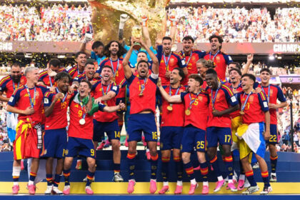 Timnas Spanyol mengangkat trofi juara Piala Dunia 2026 usai mengalahkan Argentina 1-0 di final, Senin (20/7/2026).