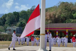 Bupati Enrekang Muhammad Yusuf Ritangnga bertindak sebagai inspektur upacara pada peringatan Detik-Detik Proklamasi HUT ke-81 Kemerdekaan RI di Lapangan Abu Bakar Lambogo, Enrekang, Senin (17/8/2026).