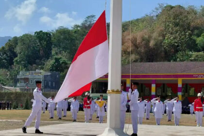 Bupati Enrekang Muhammad Yusuf Ritangnga bertindak sebagai inspektur upacara pada peringatan Detik-Detik Proklamasi HUT ke-81 Kemerdekaan RI di Lapangan Abu Bakar Lambogo, Enrekang, Senin (17/8/2026).