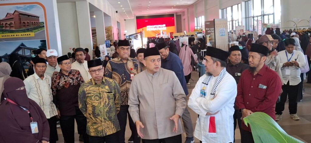 10 Ribu Muslimah Ramaikan Salam Indonesia di Makassar, Wali Kota Soroti Pentingnya Ketahanan Keluarga dan Ekonomi 1