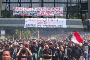 Demonstran di depan Gerbang Utama Gedung DPR RI.