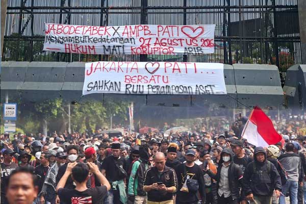 Demonstran di depan Gerbang Utama Gedung DPR RI.