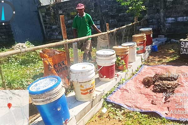 Warga RT 04/RW 07 Cluster Berlian Permata, Kelurahan Tamangapa, Kecamatan Manggala, menunjukkan fasilitas pemilahan sampah yang telah diterapkan sejak 2025 melalui kolaborasi Bank Sampah Unit, warga, dan berbagai elemen masyarakat.