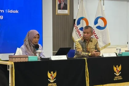 Anggota Ombudsman RI Syafrida R. Rasahan dan Fikri Yasin saat Konferensi Pers tentang Temuan Ombudsman RI dalam Sidak Lapas Kelas IIA Cibinong, di Gedung Ombudsman RI, Jakarta Selatan, Kamis (24/9/2026). Foto: Nauval Pratama/kumparan