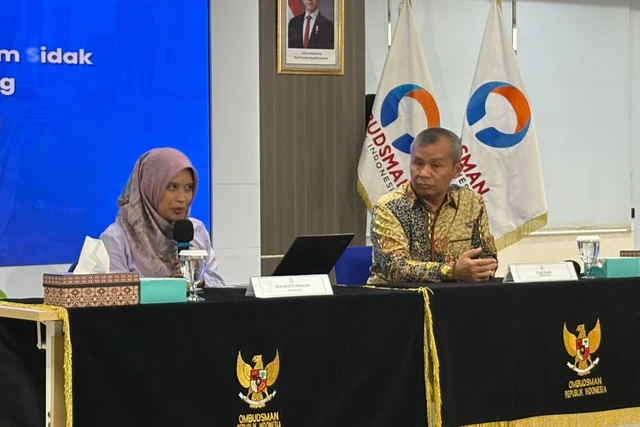 Anggota Ombudsman RI Syafrida R. Rasahan dan Fikri Yasin saat Konferensi Pers tentang Temuan Ombudsman RI dalam Sidak Lapas Kelas IIA Cibinong, di Gedung Ombudsman RI, Jakarta Selatan, Kamis (24/9/2026). Foto: Nauval Pratama/kumparan